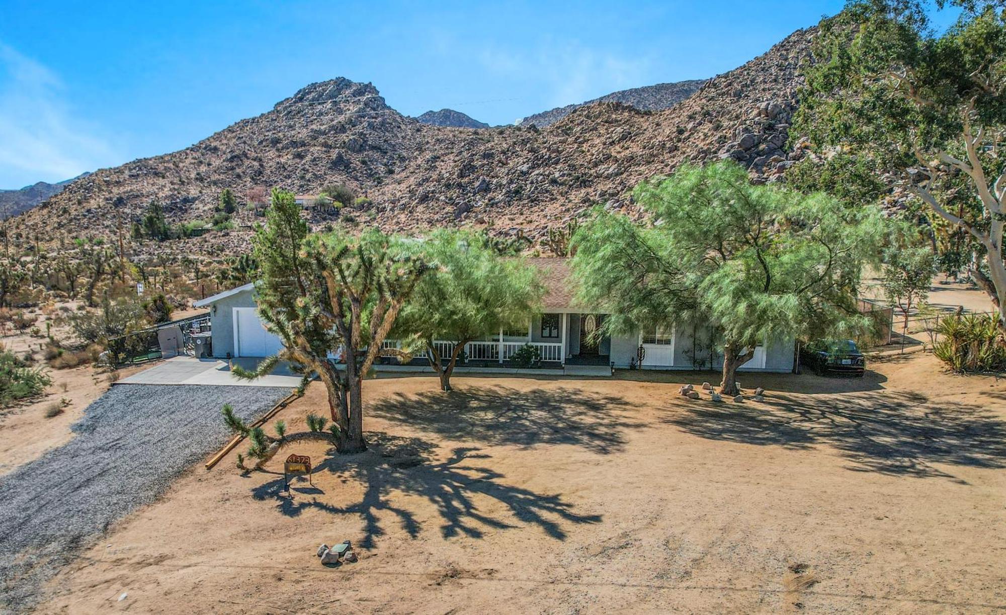 Epic Views, Huge House, Acres Of J-Trees To Explore, Hot Tub, Pool, Ac, And Mini-Golf Joshua Tree Luaran gambar