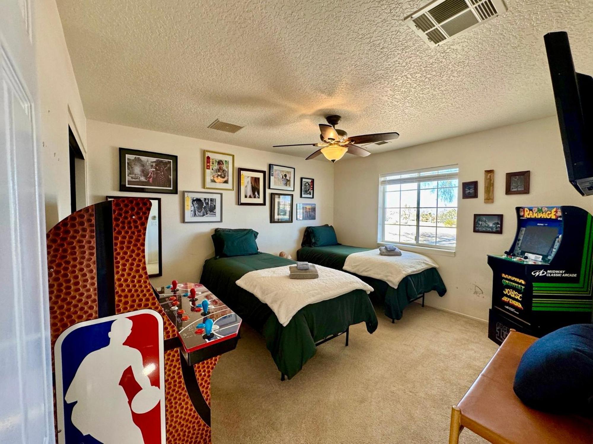 Epic Views, Huge House, Acres Of J-Trees To Explore, Hot Tub, Pool, Ac, And Mini-Golf Joshua Tree Luaran gambar